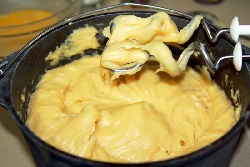 Парено тесто от брашно, водя, масло и яйца за еклери, толумбички, сладкиши - снимка на рецептата